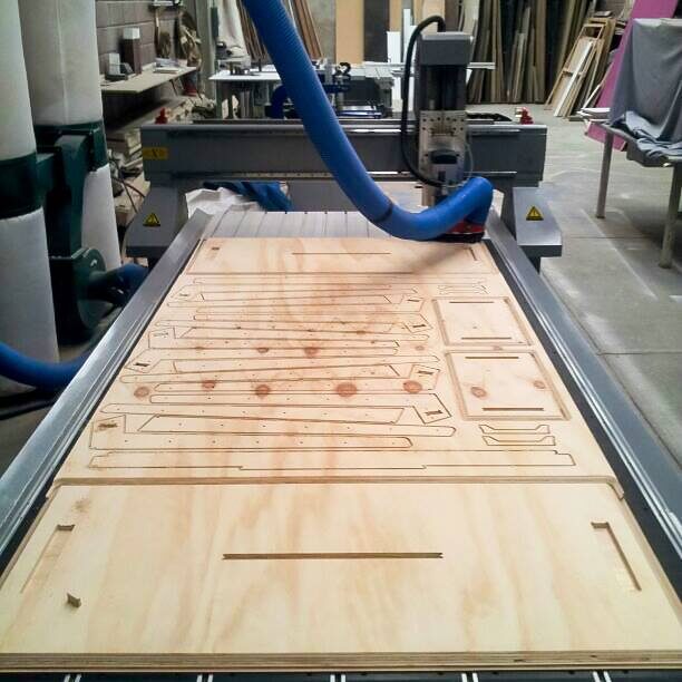 Router CNC sobre tablero de triplay