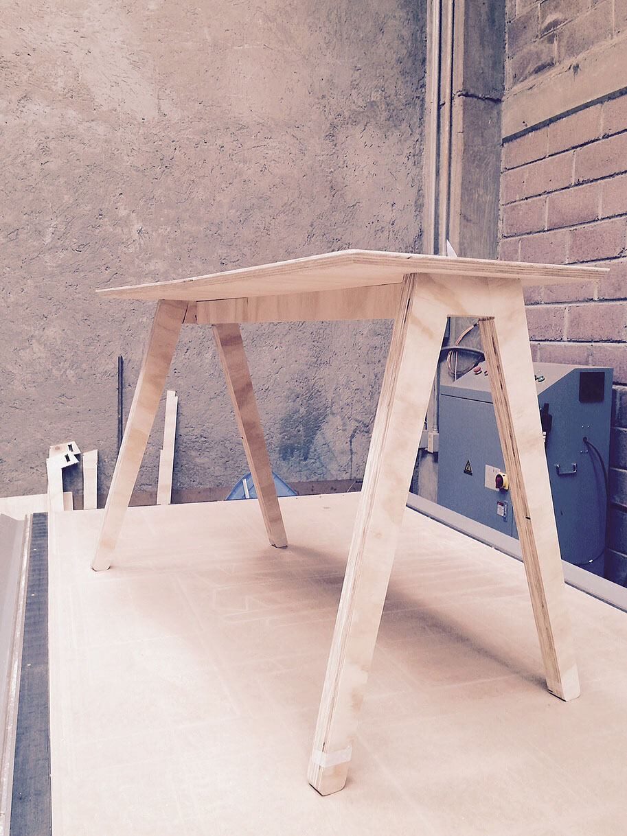 Mesa armable de triplay en el taller
